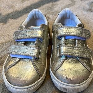 veja toddler lows in gold